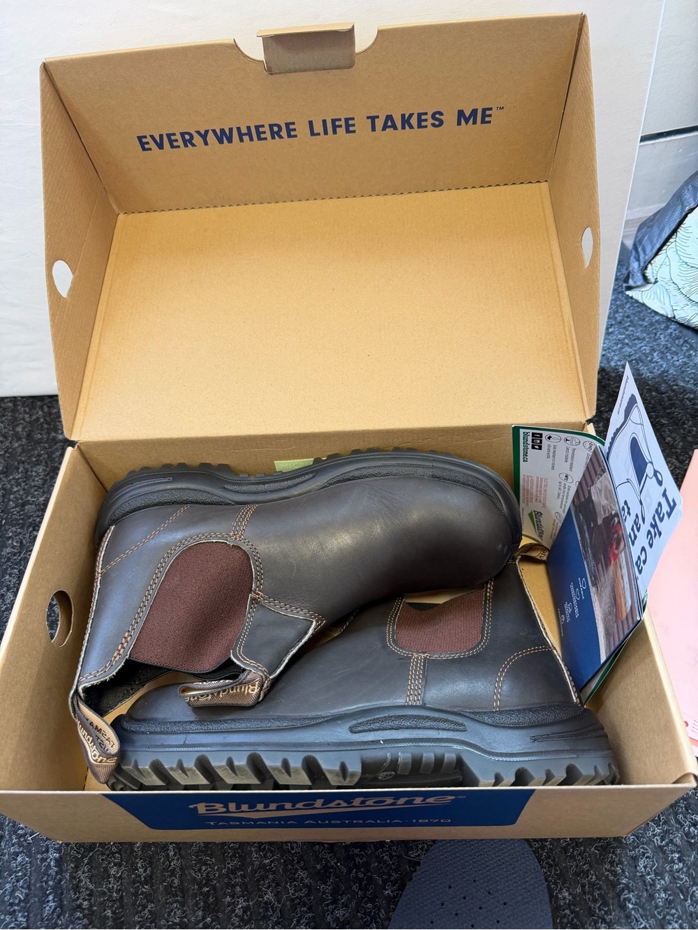 NEW!! Steel toe brown blundstones